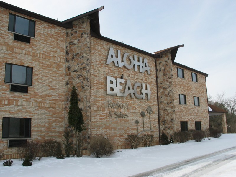 The Aloha Beach's main building, entry to the right. I'm loving the metal palm trees on the signage and the artificial owl to keep the birds from nesting in the lettering. Nice use of rock to 'Tikify' the brick.