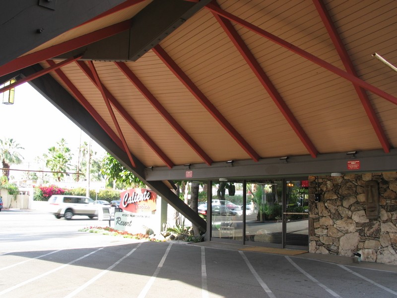 Here, under the canopy is a view of the lobby entrance. Note the Moai on the wall.