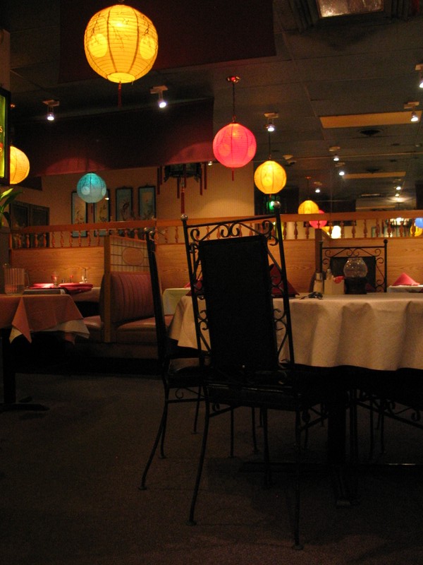 While these are perfectly ordinary paper lampshades, (some with a cherry blossom motif) I love the way they have used the colored light bulbs in them to make them reminicent of glass floats in other Tiki establishments, the dim lighting with the colored balls works.